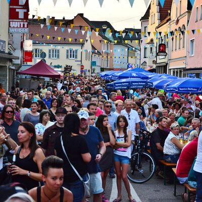 Bild vergrößern: Foto einer Menschenmenge auf der Friedrich-Ebert-Strae beim Brgerfest 2015. Die Strae ist mit bunten Fahnen geschmckt.