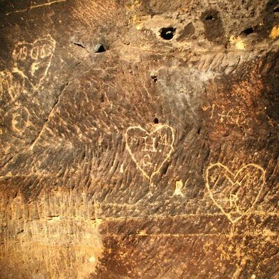 Bild vergrößern: Diese Zeichnung "Herzchen" befindet sich im Kellerraum im Labyrinth in Schwandorfs Felsenkeller.