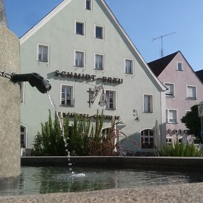 Bild vergrößern: Brunnen am Marktplatz in Schwandorf mit Ansicht des Gasthofes Schmidt Bru.
