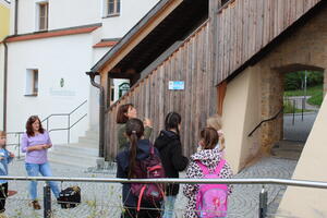 Bild vergrößern: Die Gstefhrerin erklrt den Kindern die Holztreppe am Blasturm.