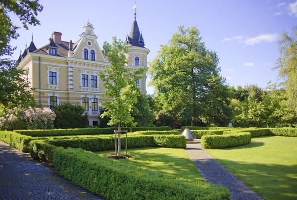Bild vergrößern: Foto vom gepflegten Garten des Oberpflzer Knstlerhaus.