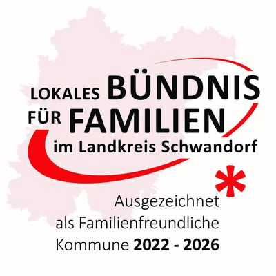 Das Bild zeigt eine Aufschrift: "Lokales Bndnis fr Familien im Landkreis Schwandorf. Ausgezeichnet als Familienfreundliche Kommune 2022 - 2026.