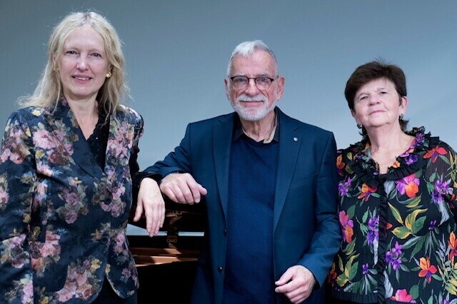 Bild vergrößern: Die drei Musikerinnen und Musiker Inna Schurr, Peter Nesch und Eva Herrmann stehen vor einem Flgel.