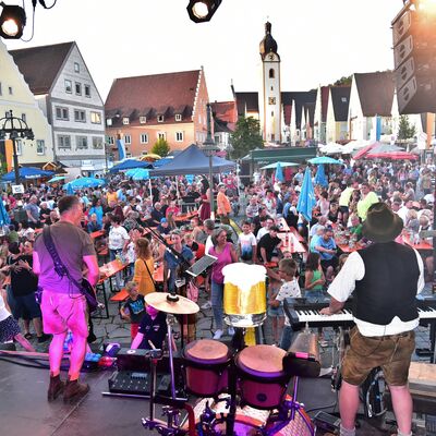 Bild vergrößern: Blick von der Bhne am Marktplatz, auf der die Band "Stoapflzer Spitzbuam" spielt, in das Publikum.