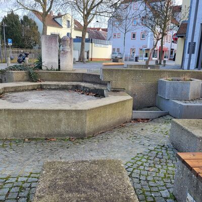 Bild vergrößern: Internet Brunnen ohne Wasser Adolf-Kolping-Platz