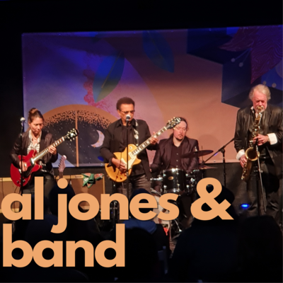 Orangene Schrift auf Foto "Al Jones & Band". Im Hintergrund ist die Musikgruppe auf der Open-Air Bhne des Come Together Festivales 2021.