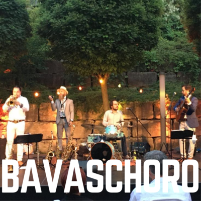 Der Bandname "Bavaschoro" ist in weien Druckbuchstaben auf dem Foto zu sehen. Im Hintergrund ist die Musikgruppe Bavaschoro auf der Open-Air Bhne des Kultursommer 2020 zu sehen.