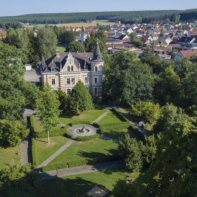 Bild vergrößern: Luftaufnahme vom Oberpflzer Knstlerhaus und seinem Garten